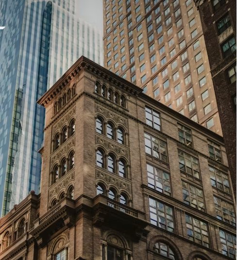 Edificio histórico junto a rascacielos moderno