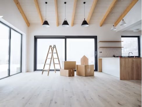 Espacio en renovación con luz natural, listo para transformarse